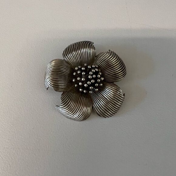 Tiffany Sterling Silver Flower Pin. Unworn Condition. - Picture 1 of 4